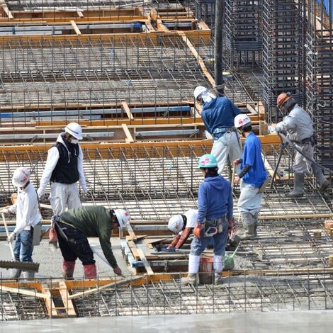 型枠工事をする職人_R