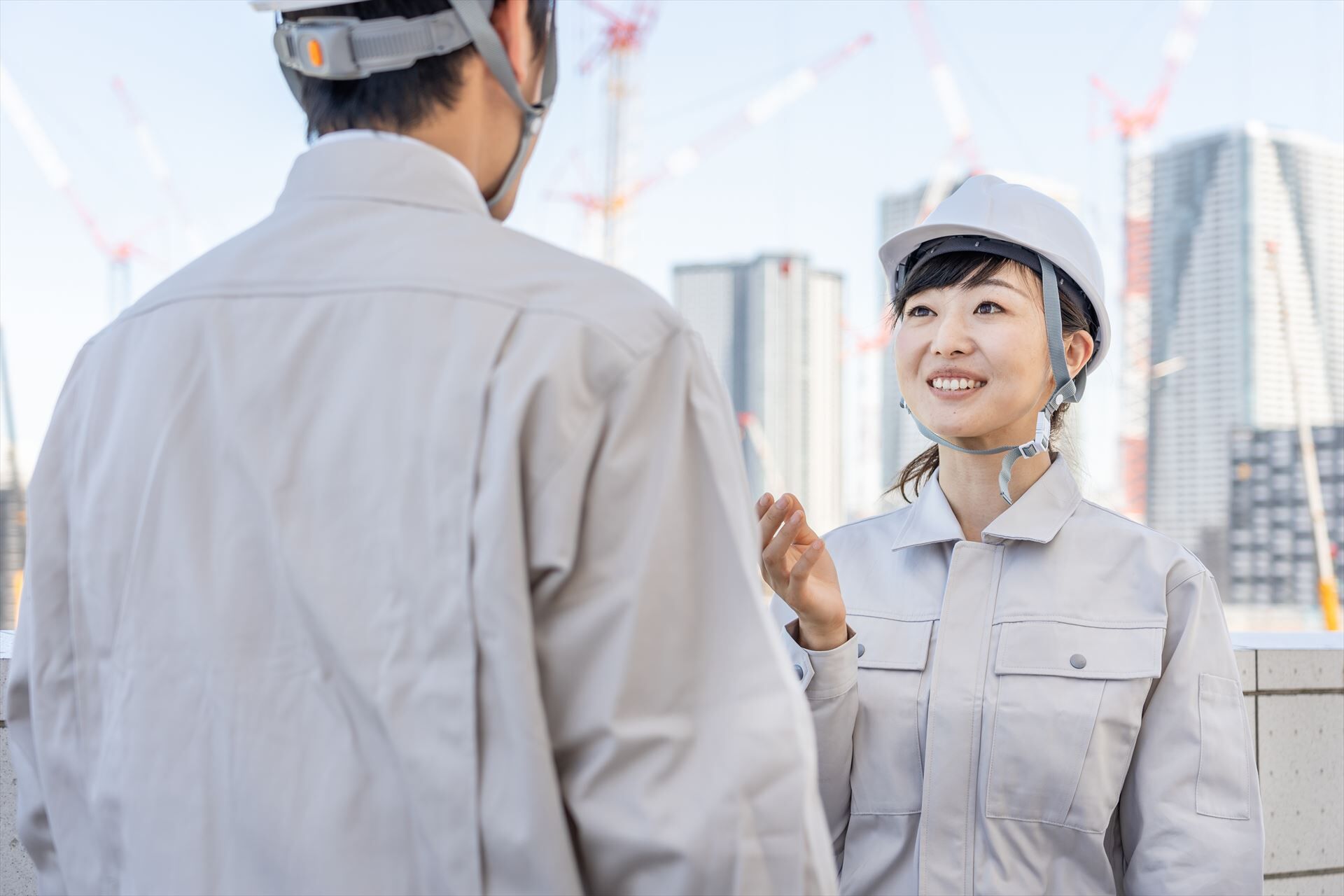 現場で打ち合わせする女性スタッフ